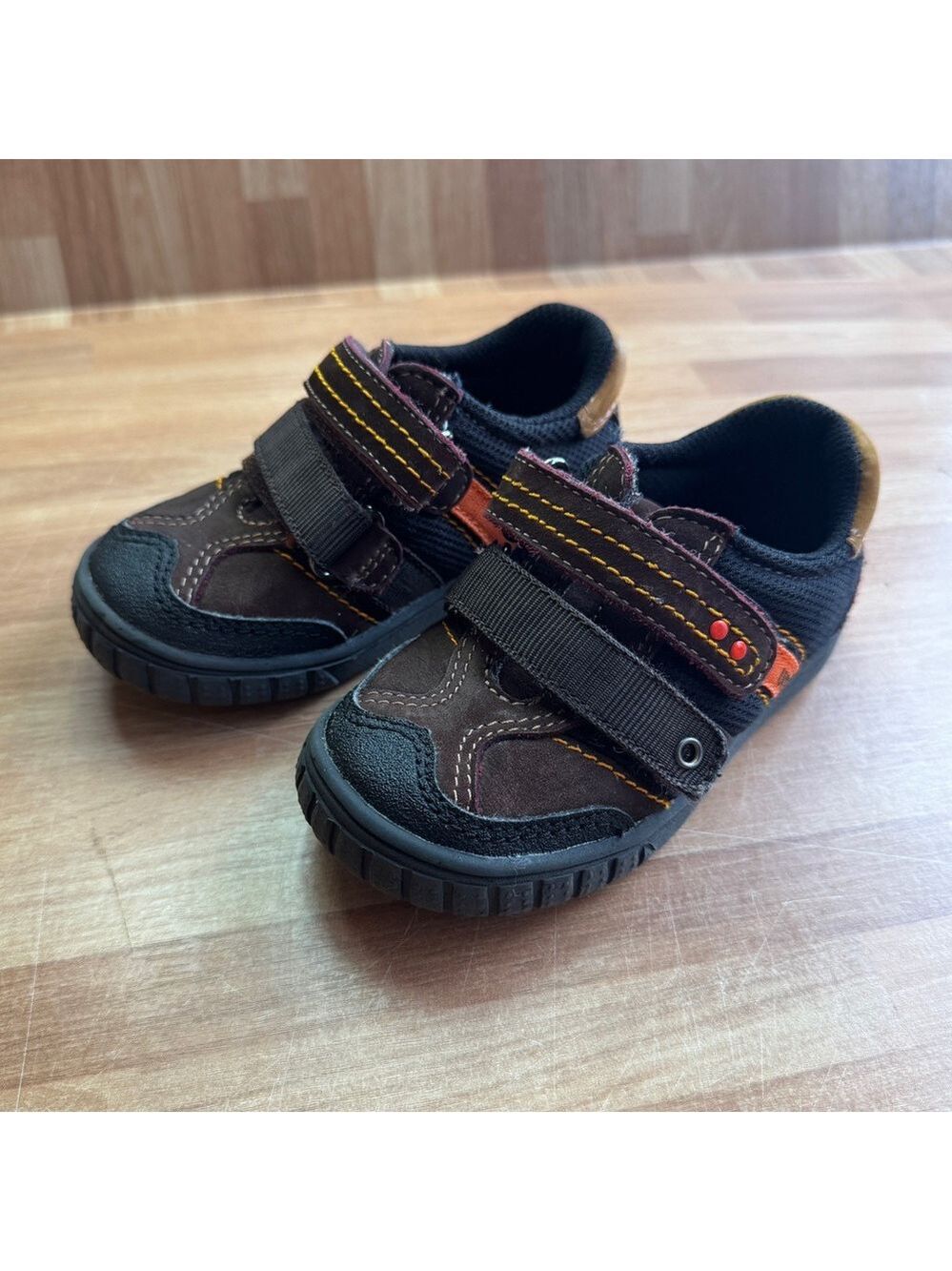 Umi toddler sneakers size 7, leather